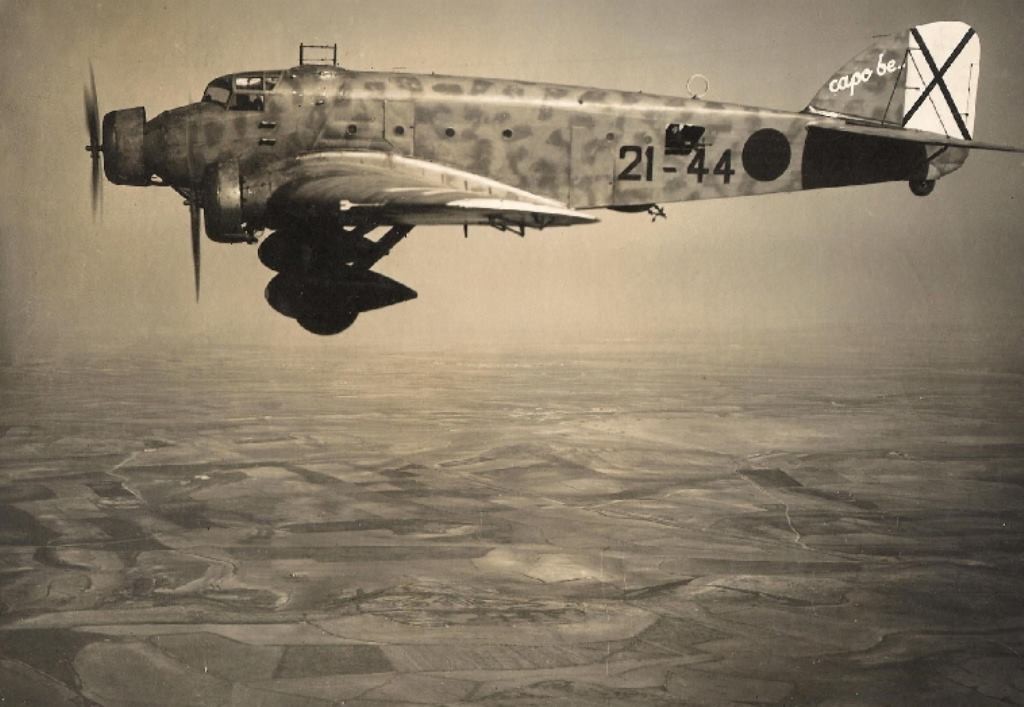 Savoia Marchetti SM.81 прелита над Испания