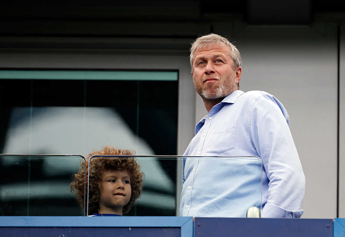 Chelsea's owner Roman Abramovich stands with his young son Aaron Alexander before the English Premier League football match between Chelsea and Sunderland in London on May 24, 2015