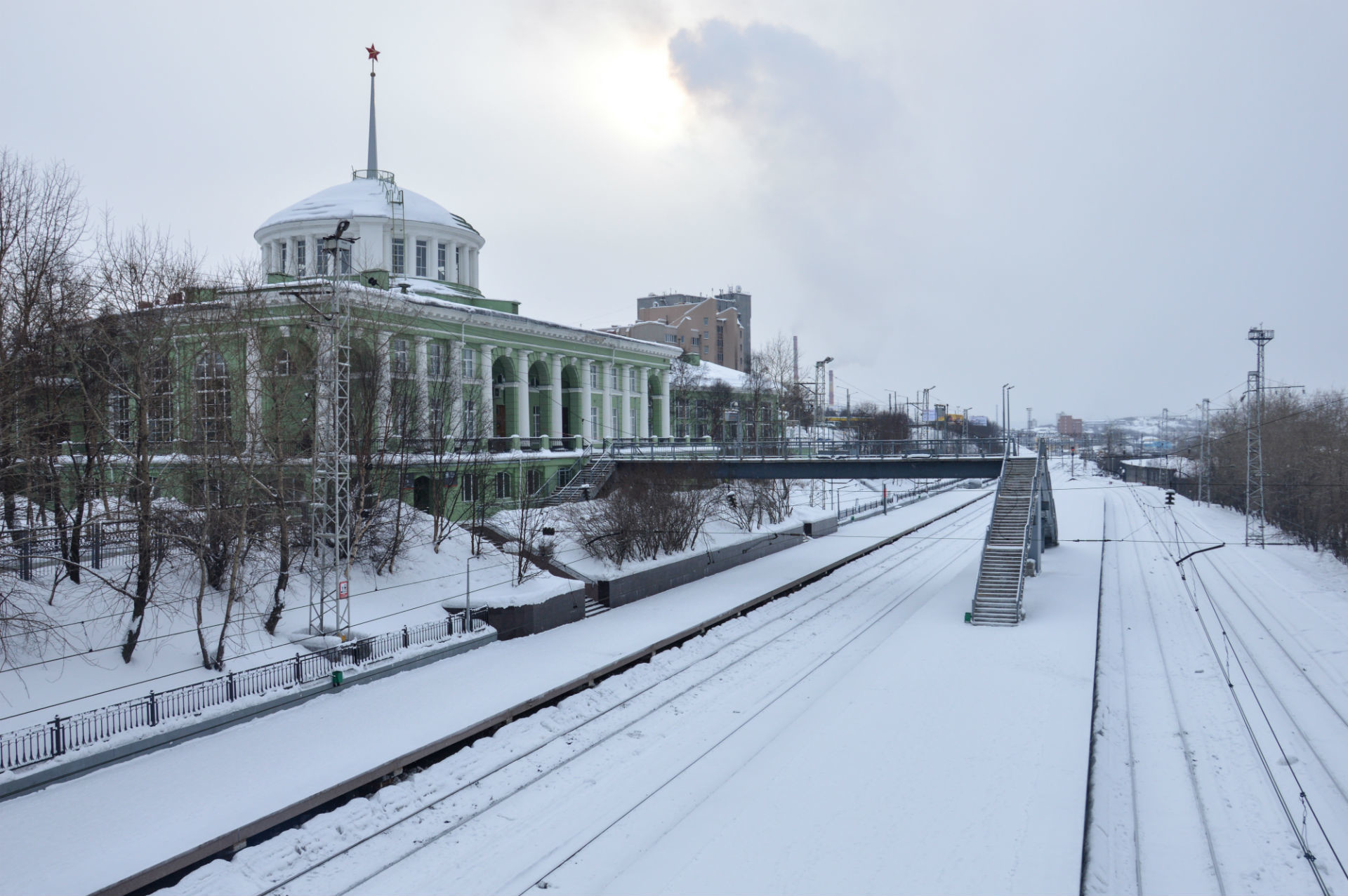 The red star, which travelers will notice upon arrival, is a symbol of a bygone era in Murmansk.