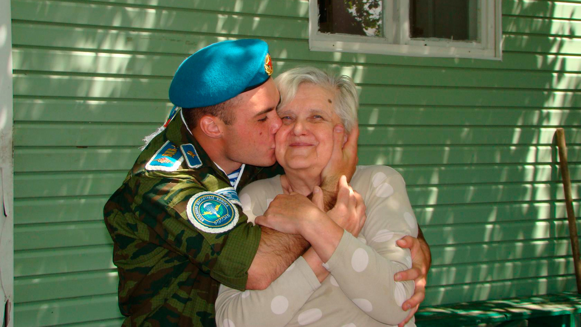 Еден од посвоените синови на Татјана ја бакнува мајка си пред да замине во војска (мај 2018)