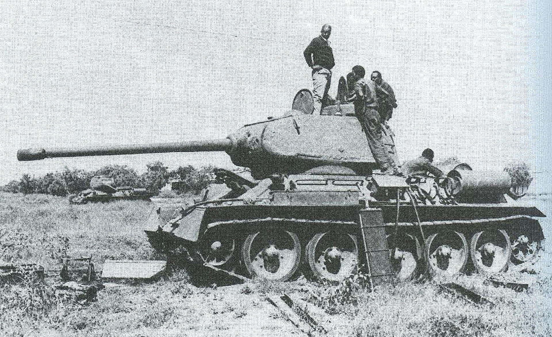 Oštećeni tenk T-34 somalijske vojske na popravku.