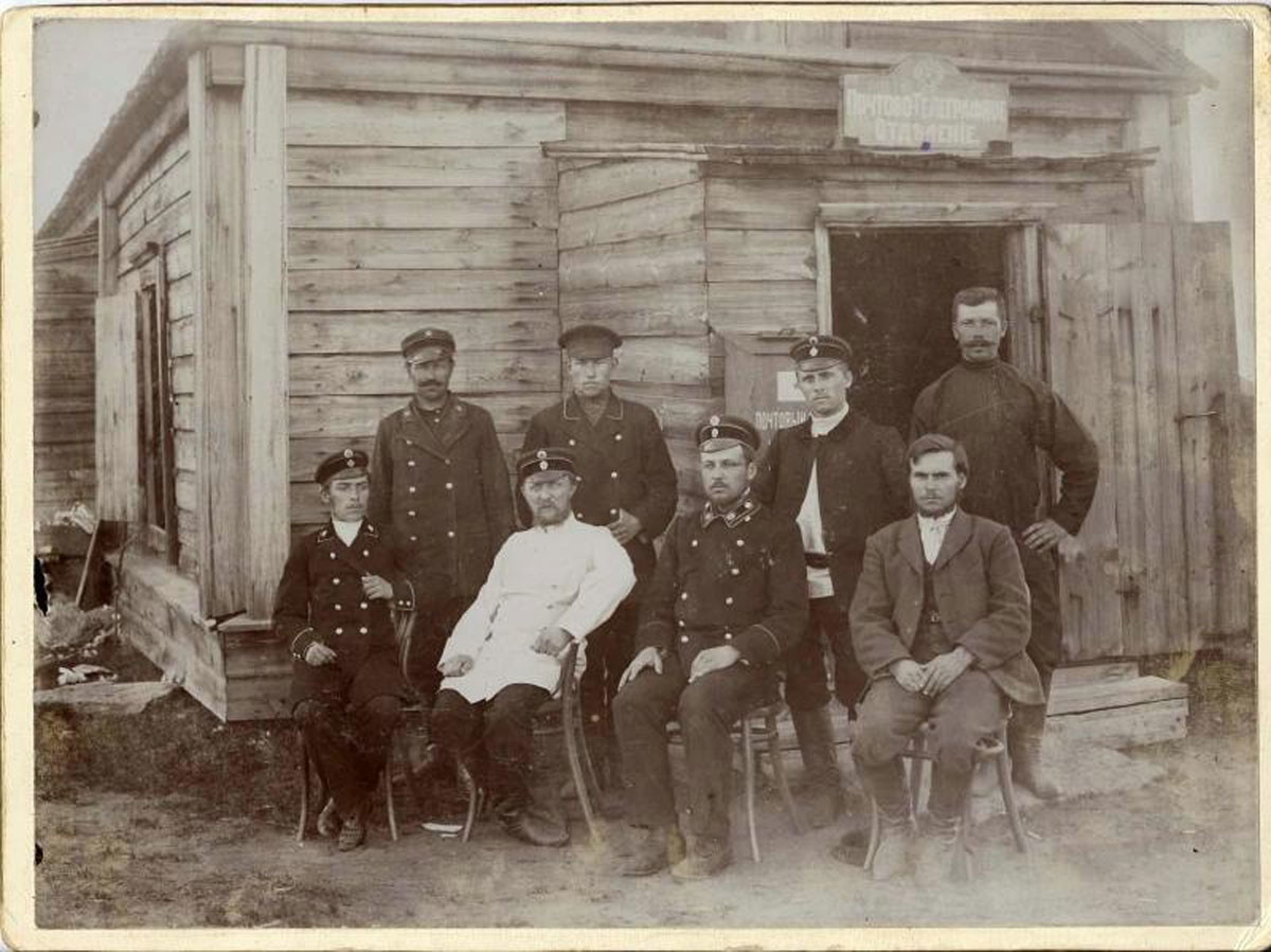 Década de 1900. Carteiros posam para foto na frente de agência dos Correios