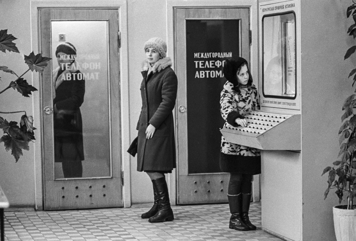 1977. Balcão de informações dos Correios no hall de entrada de um prédio de apartamentos residenciais em Moscou