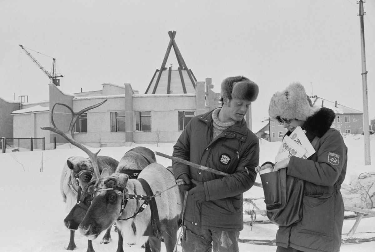 1987. Carteira Irina Volkova entregando correspondência ao criador de renas Iúri Filippov em Lovozero, na região de Murmansk (1845 km ao norte de Moscou)