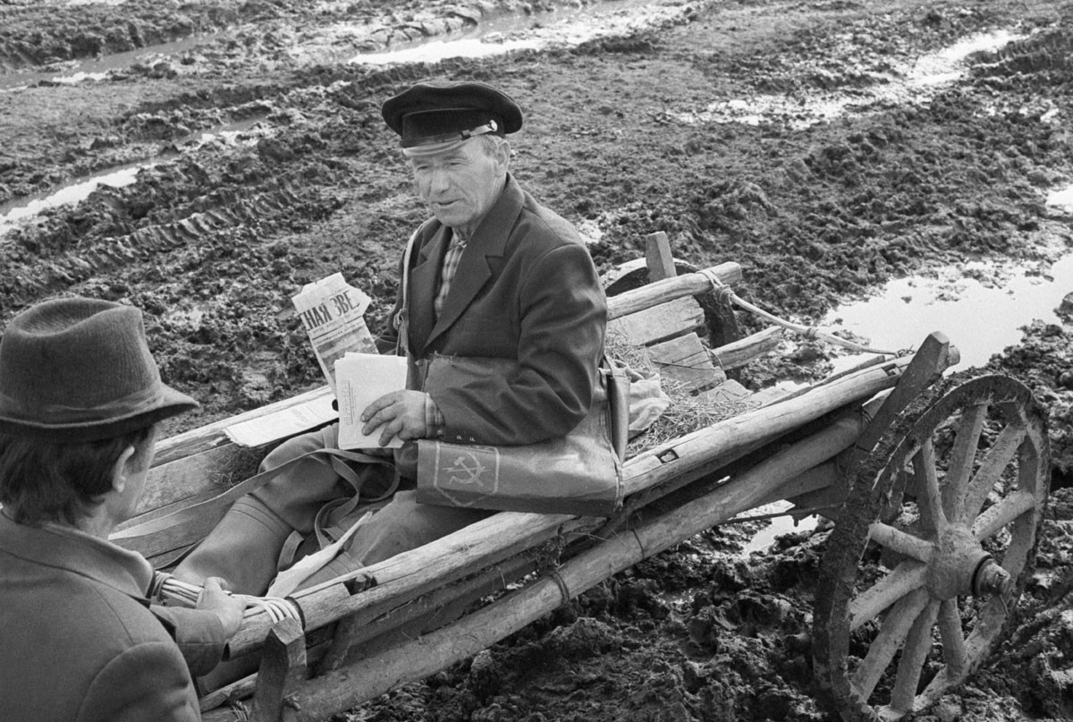 1987. Vschij, na região de Briansk (450 km a sudoeste de Moscou). Funcionário dos Correios Ivan Frolenkov em serviço em meio à lama