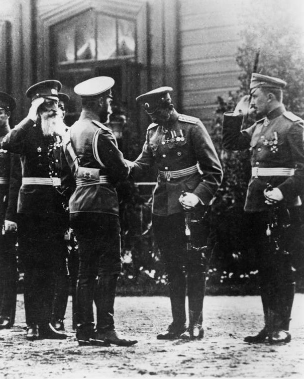 Сapitán Serguéi Ulianin se presenta a Nicolás II, 1913.