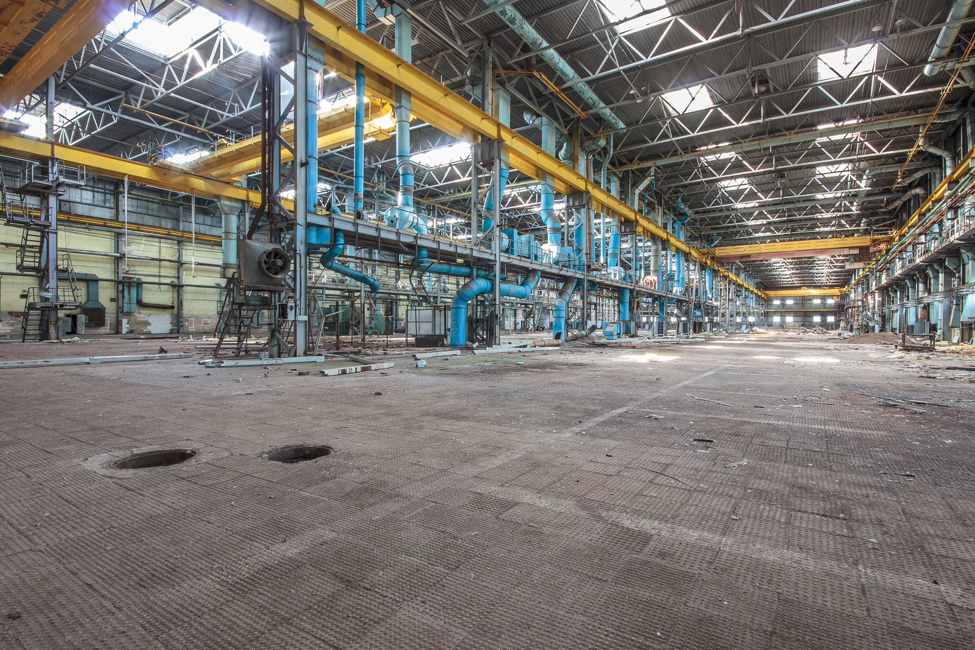 Hangars vides dans une usine de fabrication de machines.