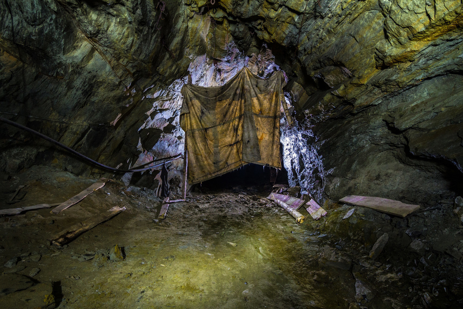 Mine de cuivre inondée (1 km de profondeur) dans l'Oural.