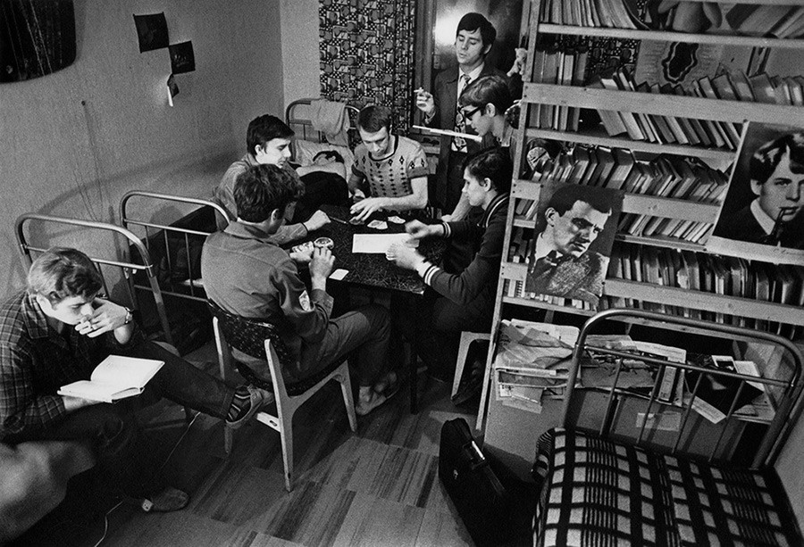 モスクワ国立大学の学生寮にて。1963–1964年。