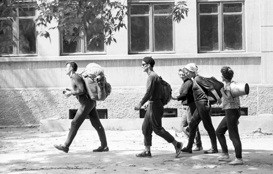 観光客。1964年。縫製工場「コムソモールの40周年」。