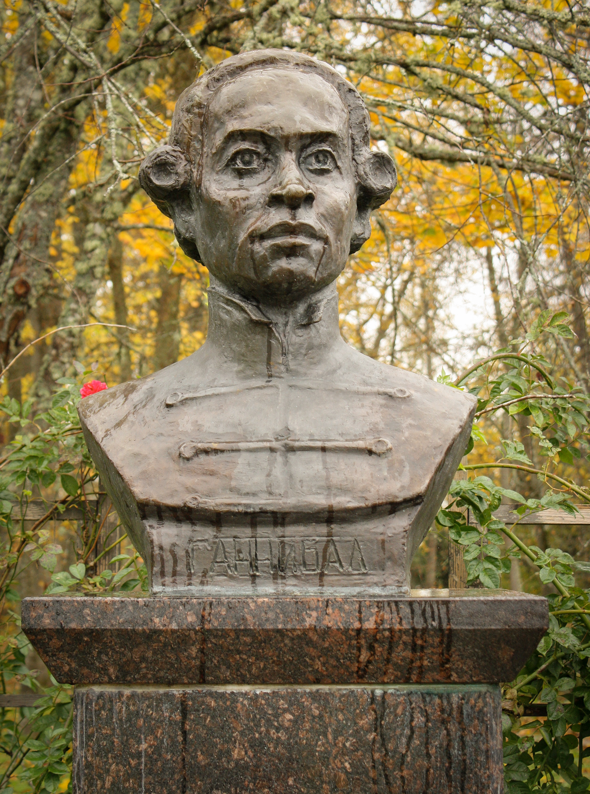 Monumento a Abram Gannibal na aldeia de Petrovskoie, região de Pskov, Rússia.