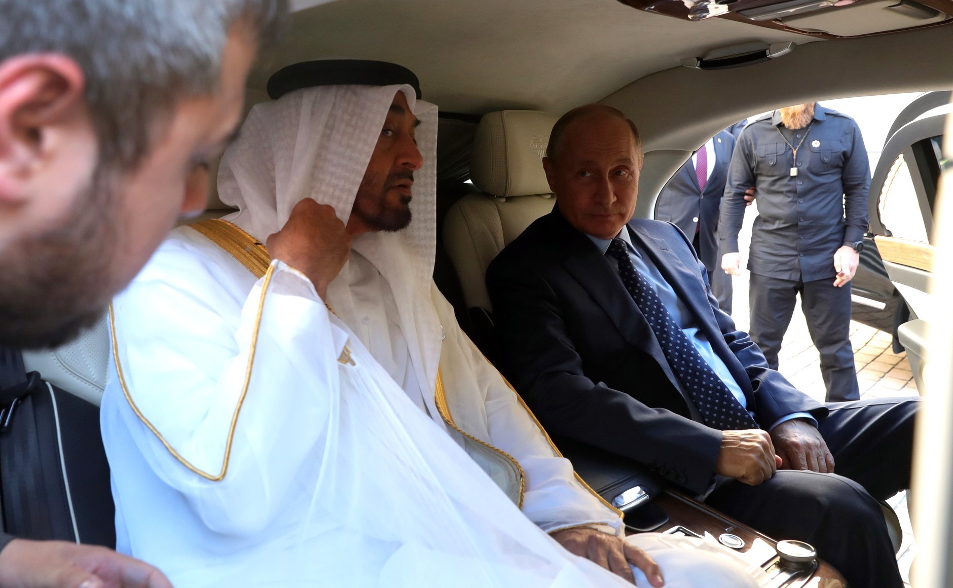 Путин и престолонаследникот на емиратите Абу Даби Мухамед бен Заид ел Нахјан во лимузината „Аурус“, 1 јуни 2018.