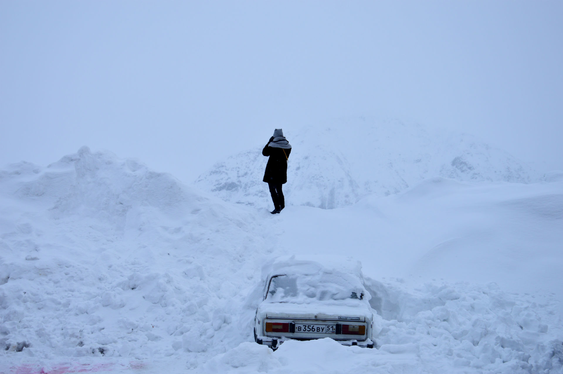 La neve bianca e il silenzio creano un’esperienza surreale
