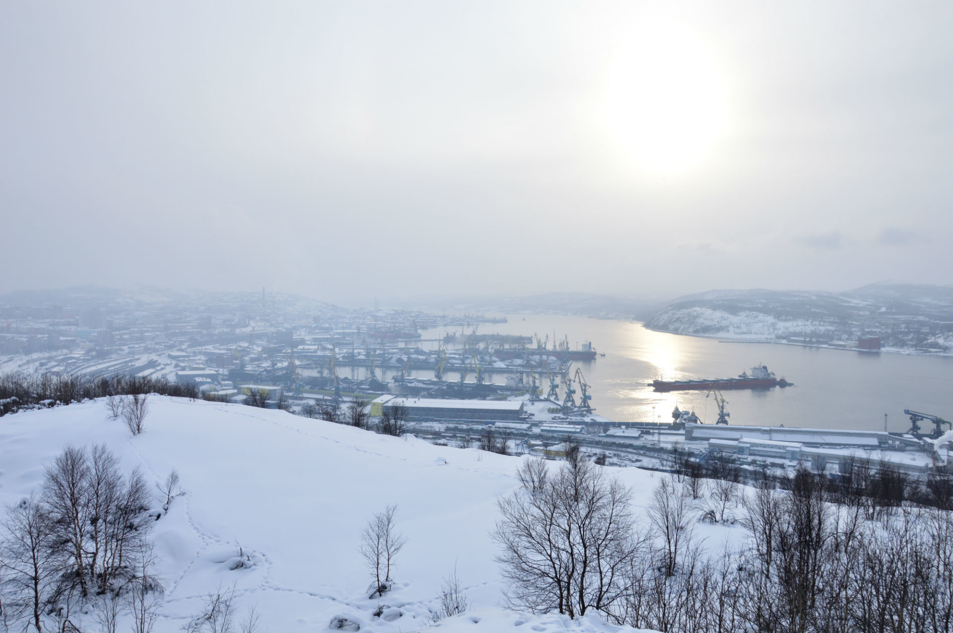 L’orizzonte scompare dietro una spessa cortina di neve e nebbia
