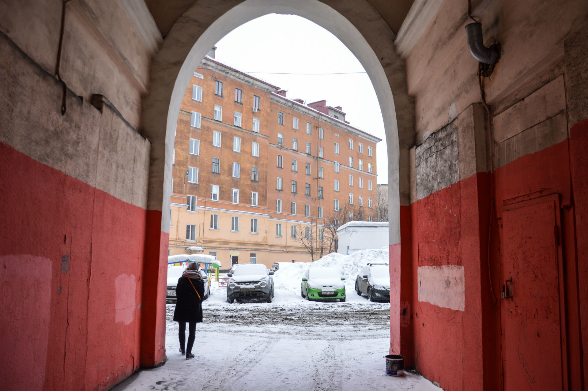 Gli archi che conducono a un cortile parlano del passato sontuoso della città
