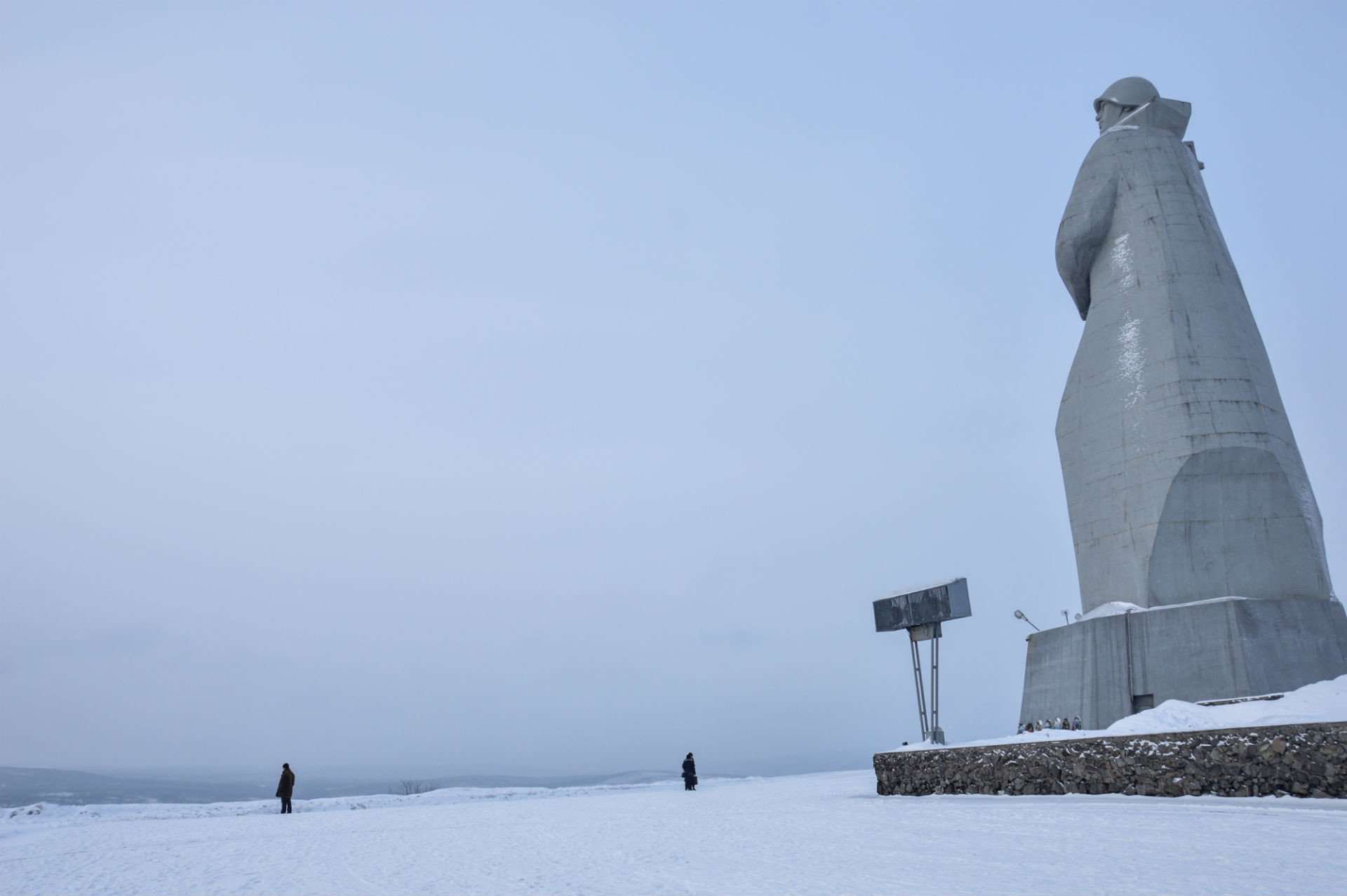 Se vi sentite sminuiti dalle dimensioni di questa statua, credetemi, non è niente in confronto all’enormità della penisola di Kola