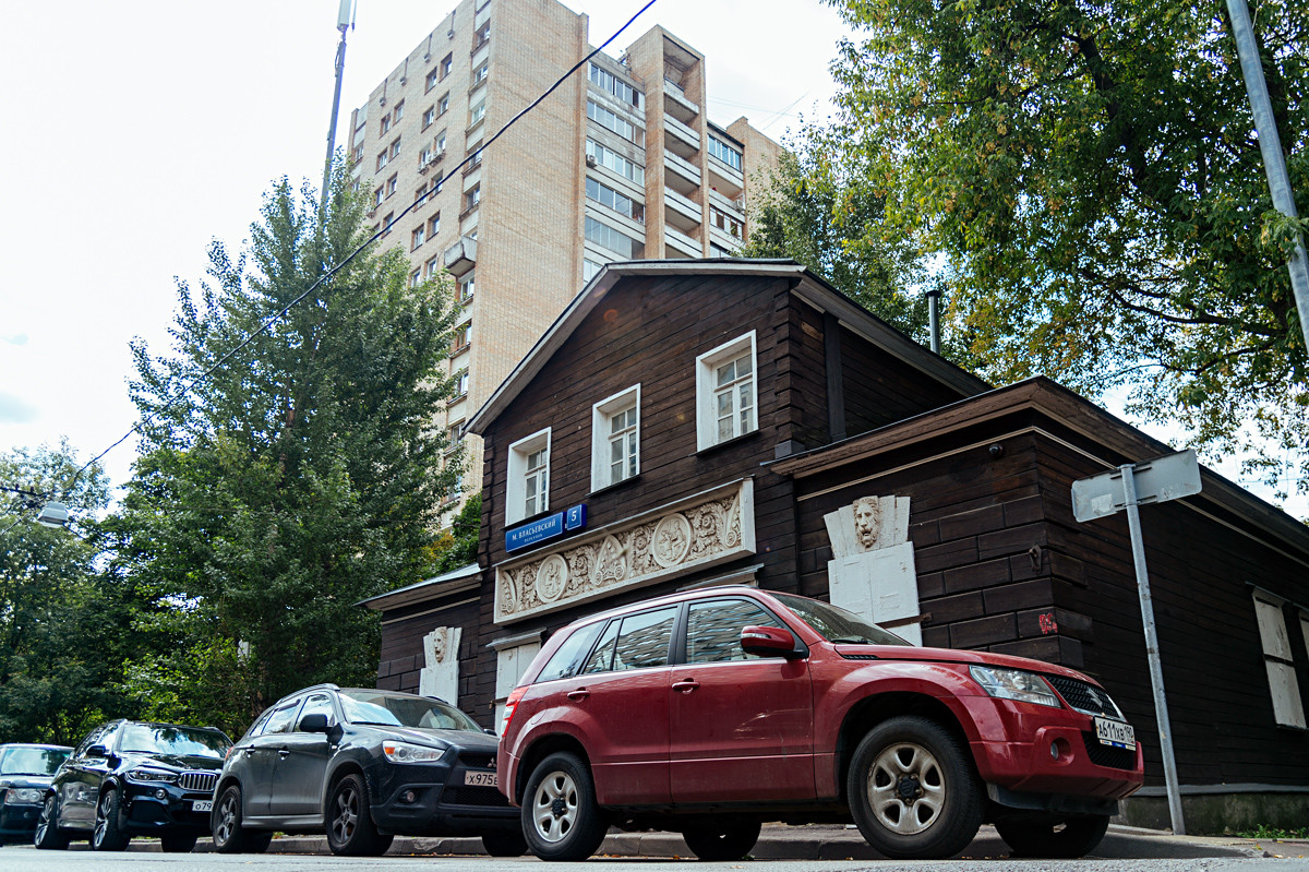 La maison de P. Fiodorov (après 1812), sur la rue Maly Vlassievski, dominée par des immeubles d’appartements des années 1970.