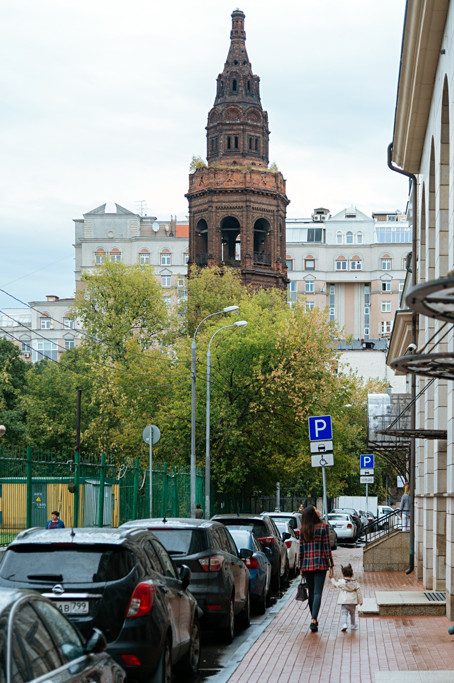 Clocher de l’église Saint-Nicolas (1905) au milieu d’édifices résidentiels, sur la rue Dolgoroukovskaïa.