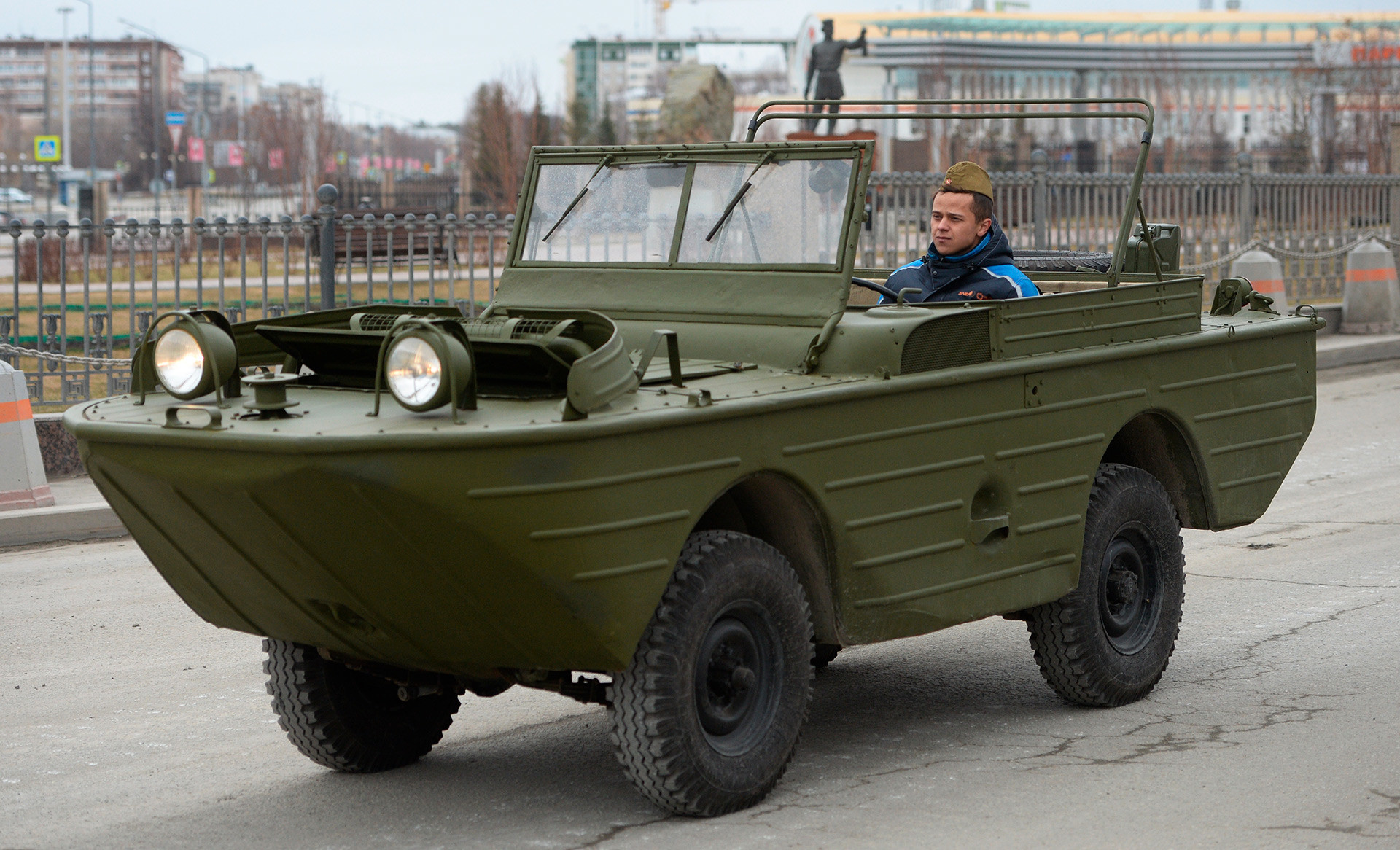  Плаващият автомобил ГАЗ-46 на подготовка за военния церемониал във връзка 73-годишнината от успеха във Великата отечествена война в гр. Верхная Пимша в Свредловска област. 