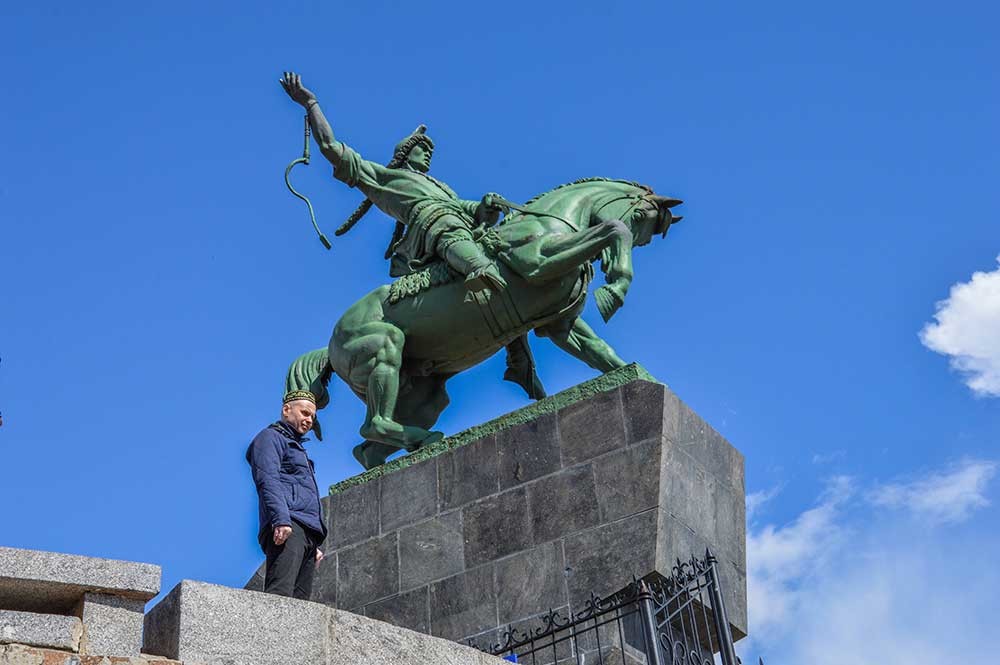 Salavat Yulayev and a man in the national Bashkir headwear