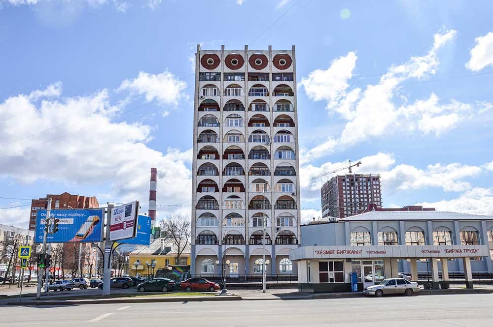 The buildings display an impressive architectural diversity