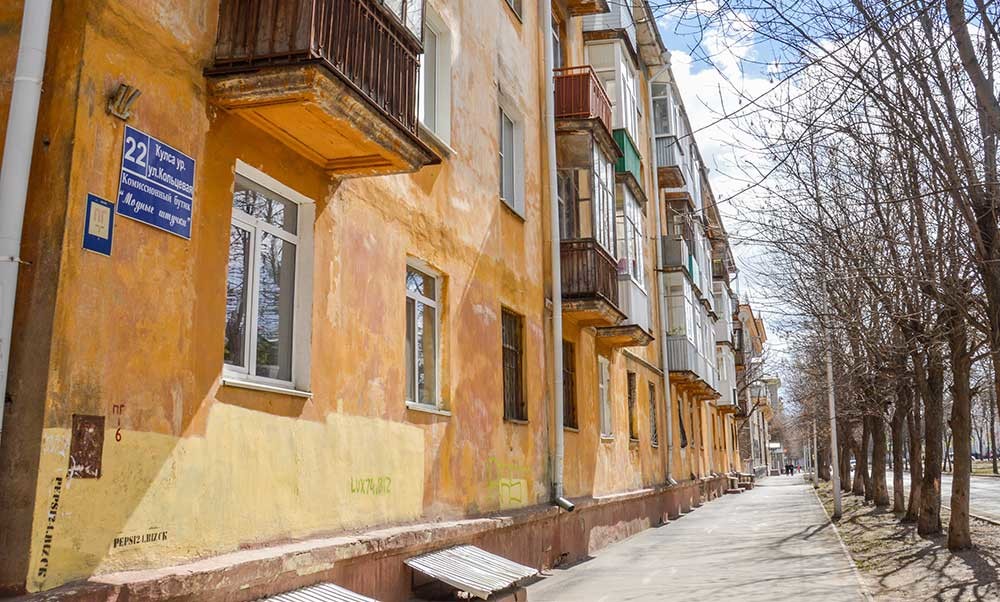 The street names written both in Russian and Bashkir