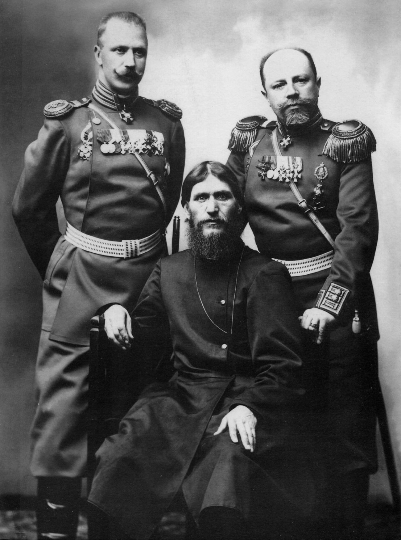 Grigori Rasputin (en el centro) con General Putiatin (a la derecha) y Coronel Loman.