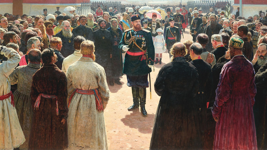 ‘Aleksandr 3° recebendo idosos de distritos rurais no jardim do Palácio Petróvski em Moscou’, Iliá Répin (1885-1886).