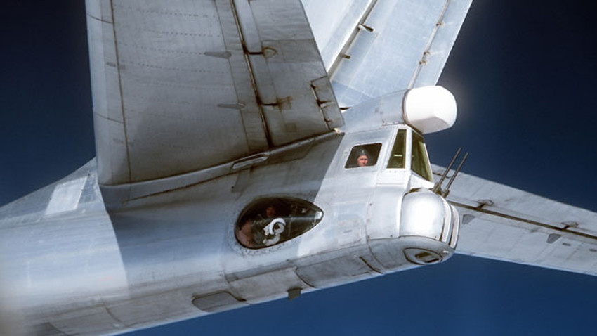 Strelec in vezist v bombniku Tu-95. Fotografijo je napravil pilot ameriškega lovca F-4D Phantom.