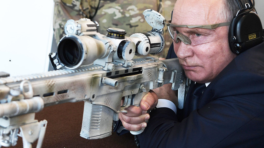 Vladimir Putin testira najnoviju snajpersku pušku SVČ-308, 19. rujna 2018.
