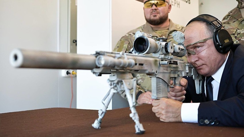 Руският президент Владимир Путин и снайперската винтовка СВЧ-308
