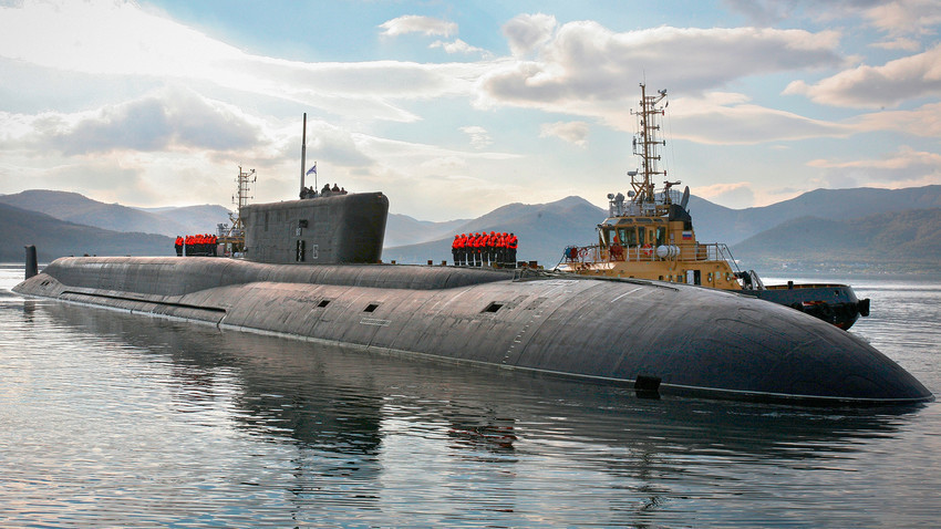 Ruska strateška nuklearna podmornica "Vladimir Monomah" projekta 955 uplovljava u svoju stalnu bazu Viljučinsk na Kamčatki.