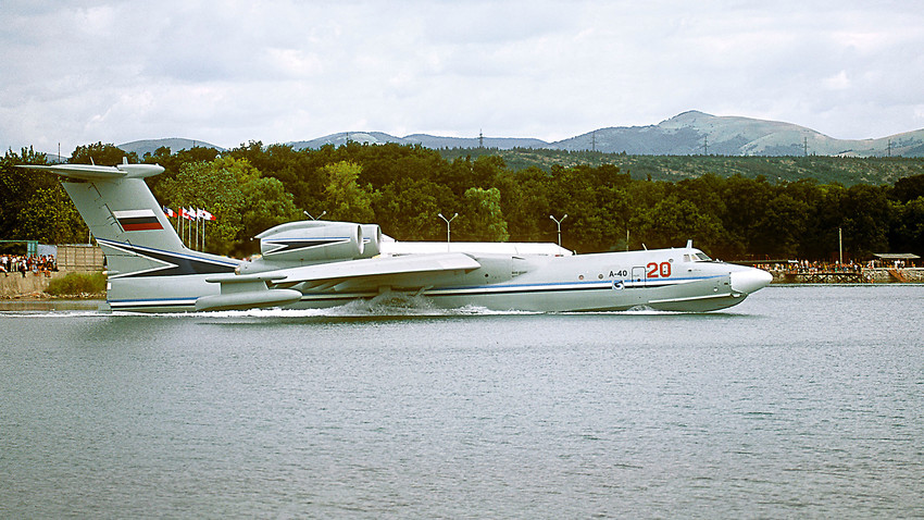 Beriev BE-200  O Beriev BE-200 é o maior avião anfíbio com