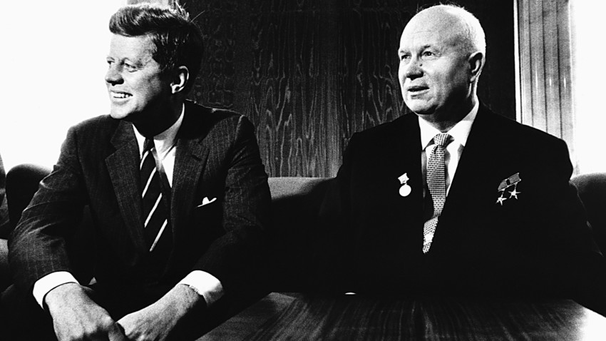 Американският президент Джон Ф. Кенеди на среща със съветския премиер Никита Хрушчов на Срещата на върха във Виена, 3 юни 1961 г.
