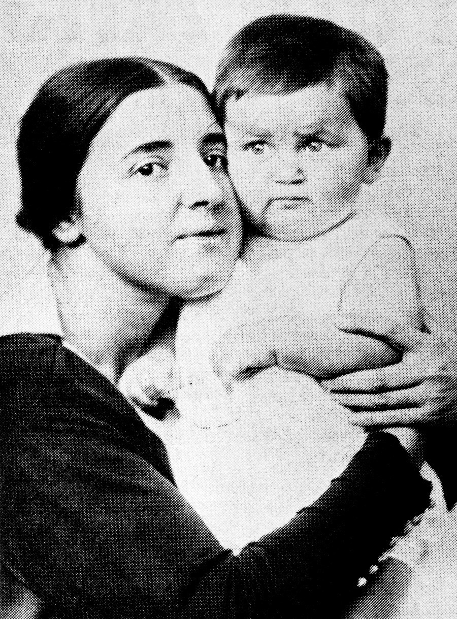 Надежда Алилуева със сина си Василий, 1922 г.