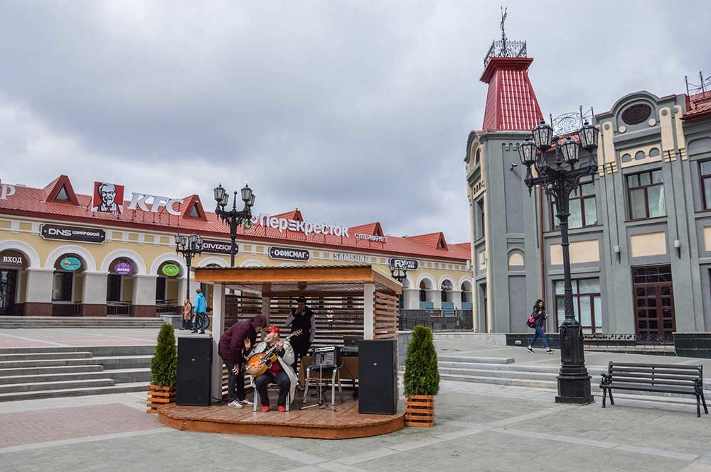 Setelah direstorasi, Lapangan Verkhnetorgovskaya adalah tempat yang hangat dan ramah yang terletak di pusat kota.
