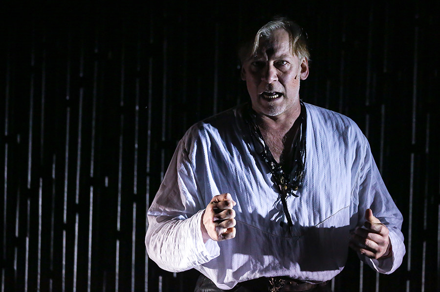 Глумац Виктор Раков као Комјага у „Дану опричника”, представа у Театру Ленкома у Москви. 