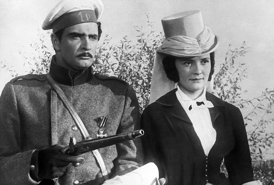 Леонид Губанов као Грушњицки и Карина Шмаринова као кнегињица Мери у сцени из филма „Кнегињица Мери” заснованог на „Хероју нашег доба”.