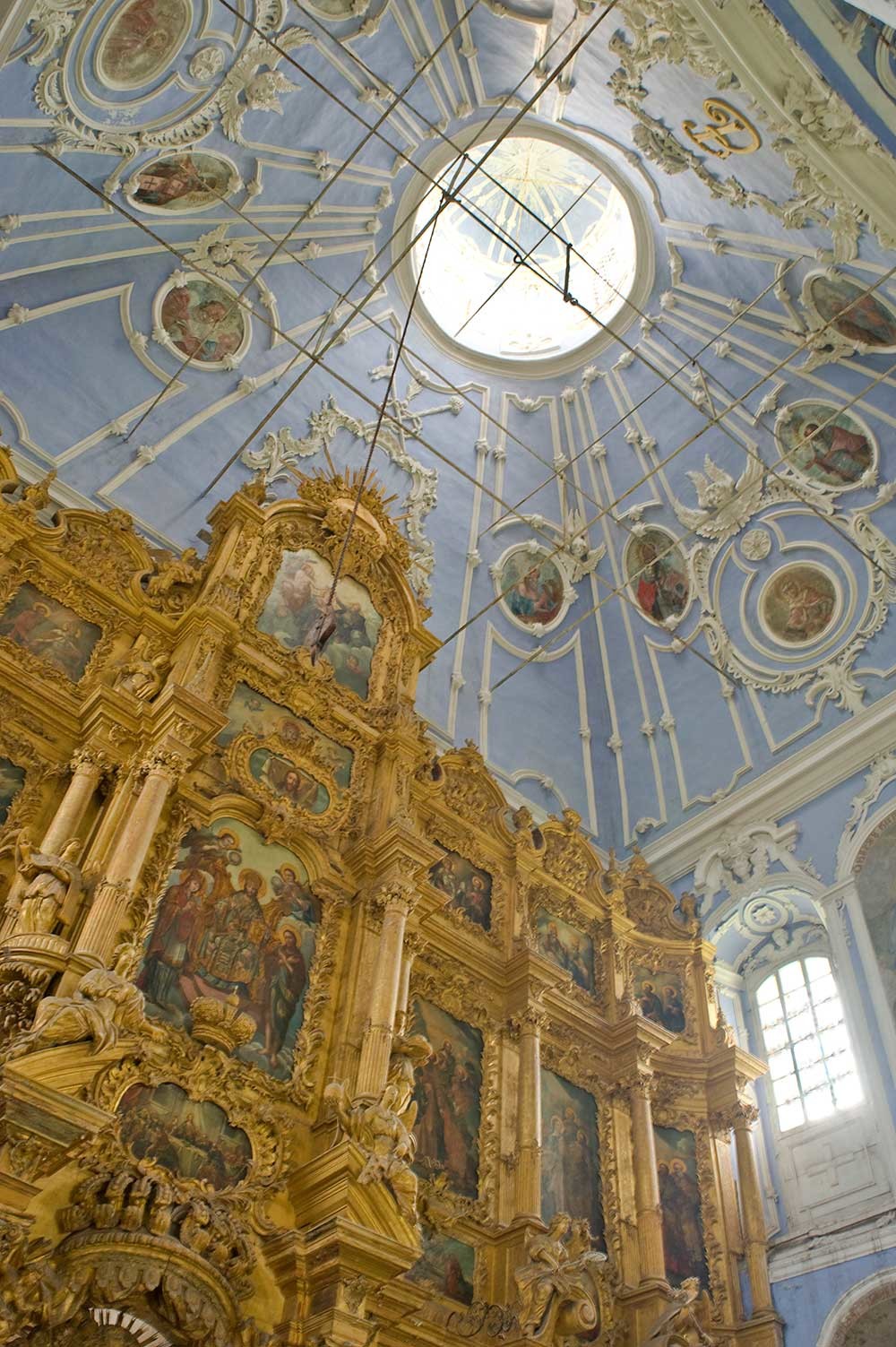 Catedral de la Dormición. Interior con los tramos superiores de la pantalla de iconos,  2012.