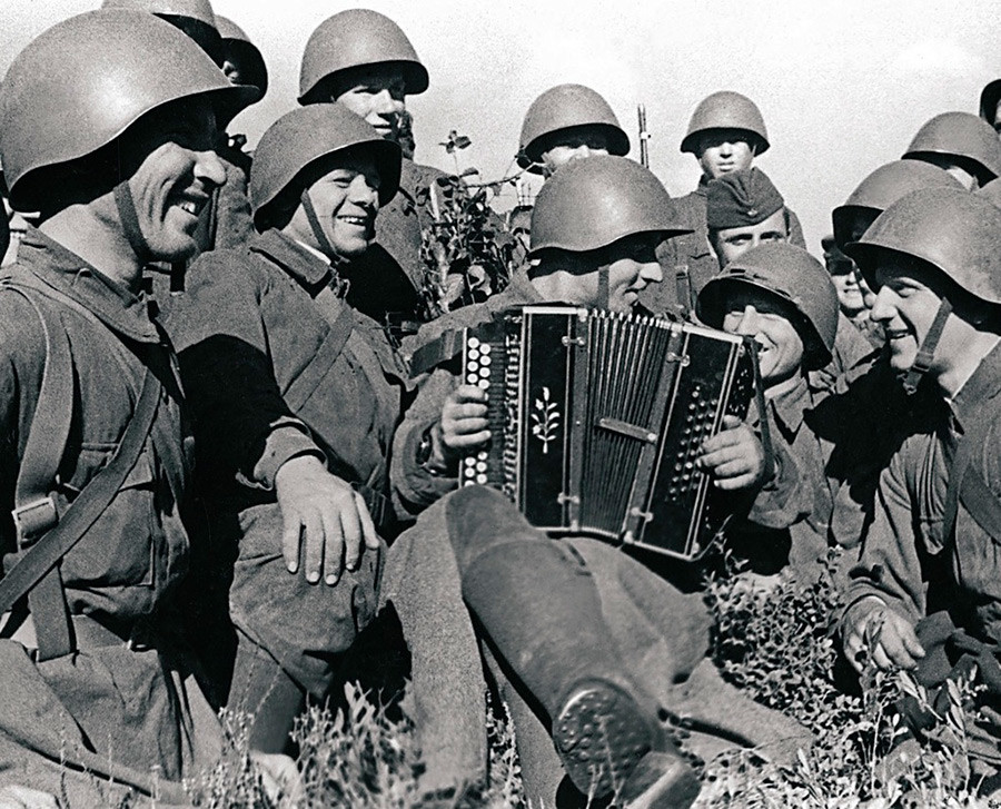 Действаща армия. В минутите за почивка войниците слушат акордеониста Пантахов.
