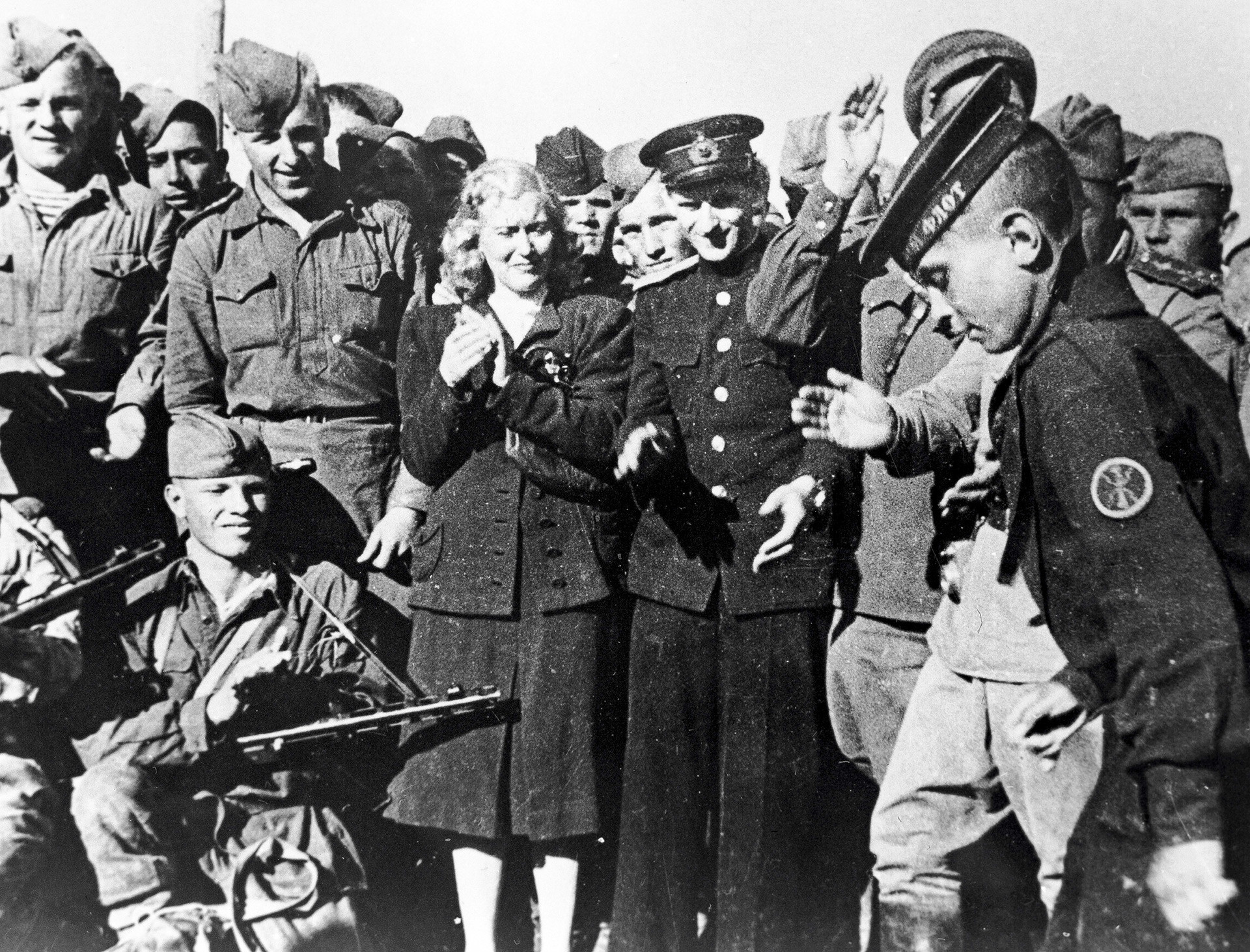 Ljubow Orlowa zu Besuch bei Marinesoldaten, 1944