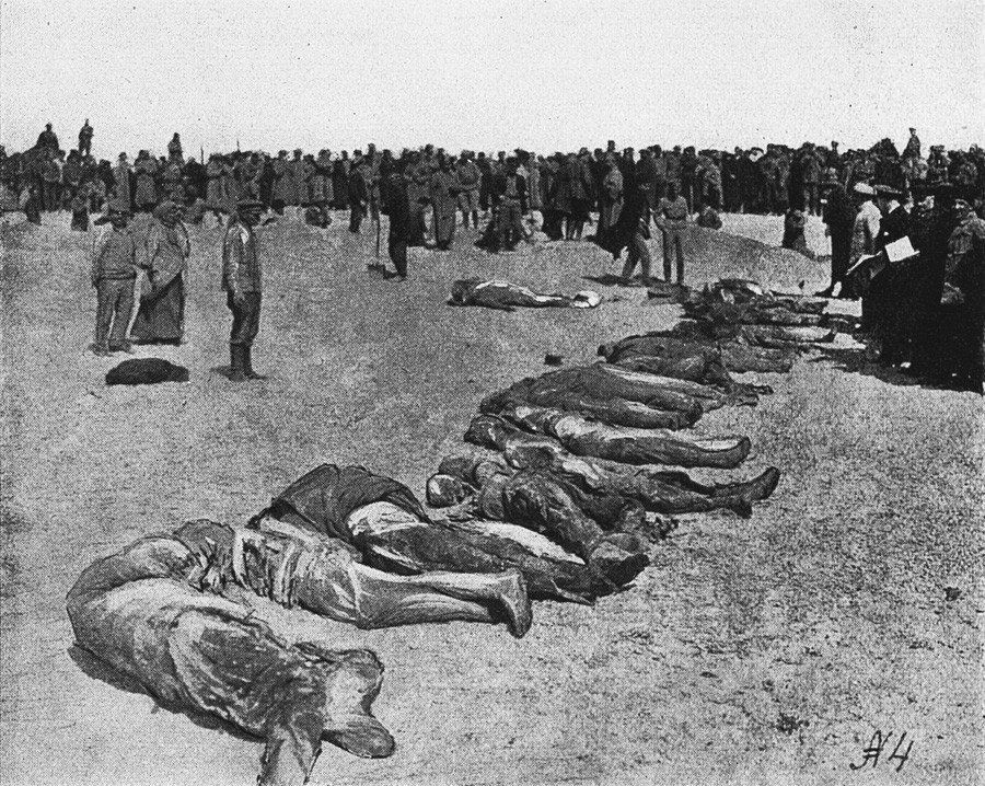 Cadáveres das vítimas do Terror Vermelho no inverno de 1918 em Evpatoria, Crimeia, jogados pelos bolcheviques no Mar Negro mas levados pela maré de volta à praia no verão do mesmo ano. 