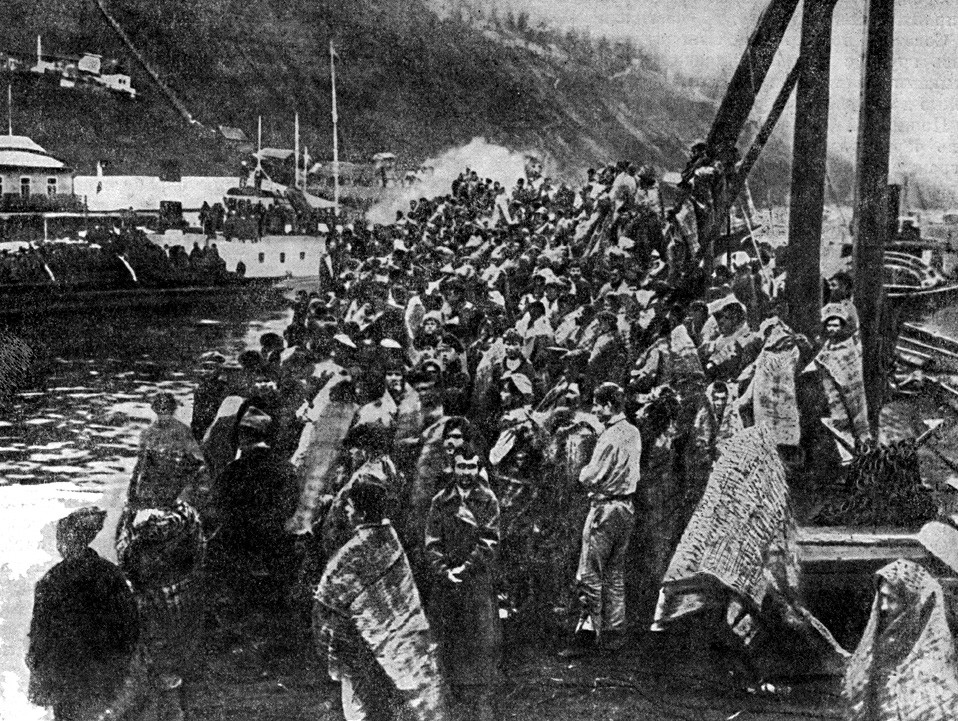 白色テロの犠牲者。白軍に囚われたソ連の国民たちがヴォルジスカヤ小艦隊の水兵によって助けられ、船に乗せられた。1918年10月。