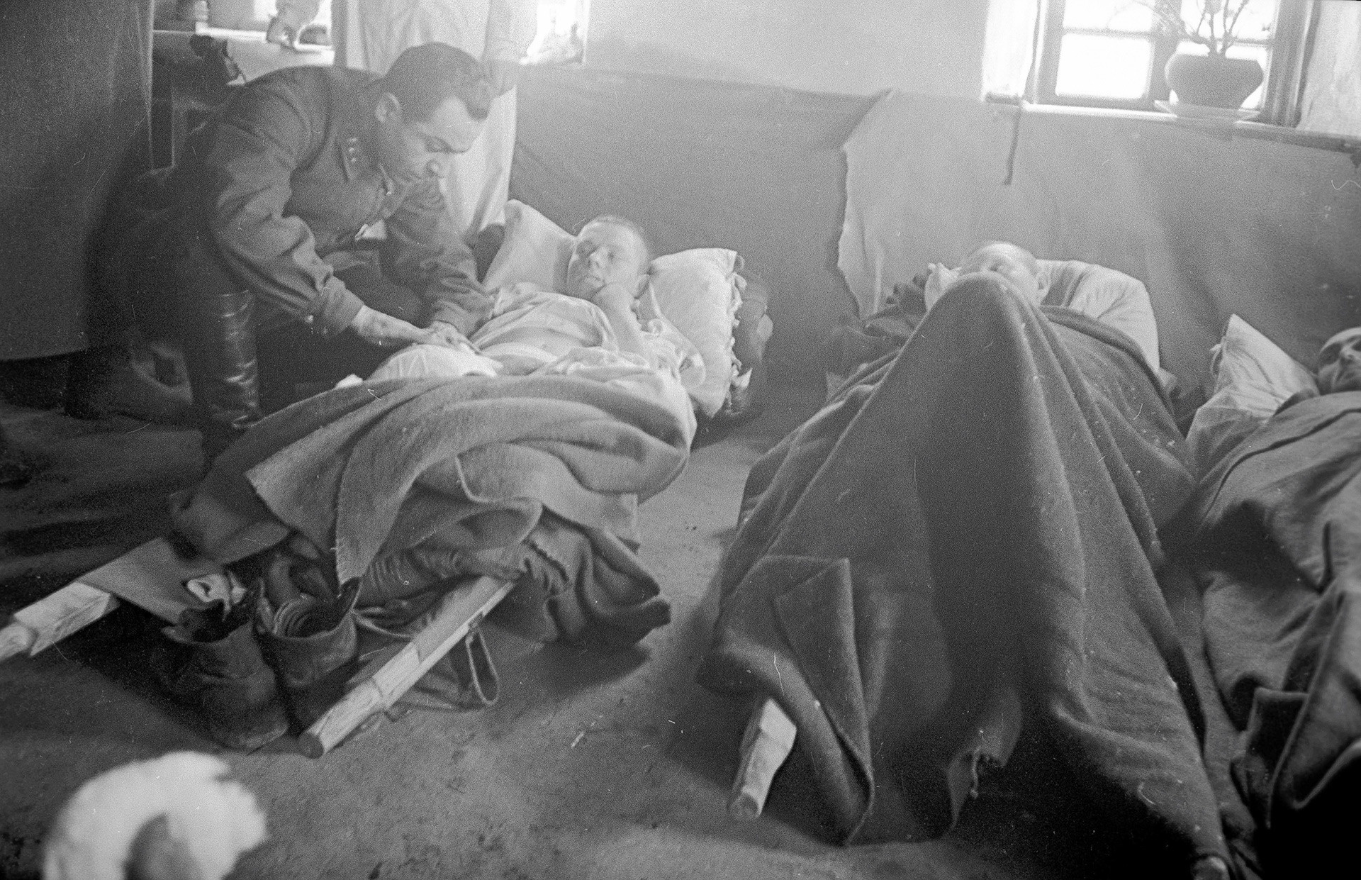 Ranjeni sovjetski vojnici u poljskoj bolnici
