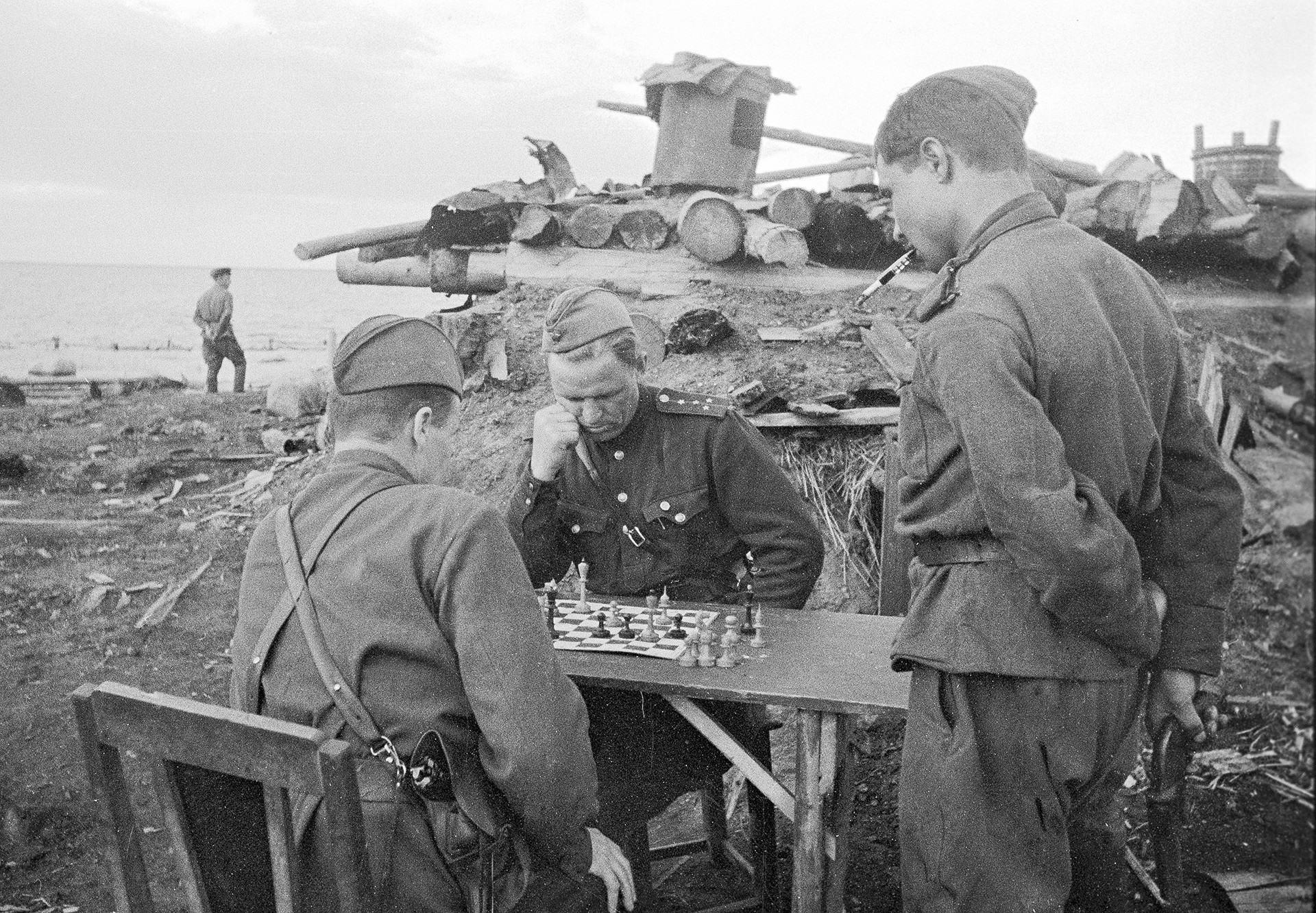 Partija šaha na obali jezera Iljmenj, 1943.

