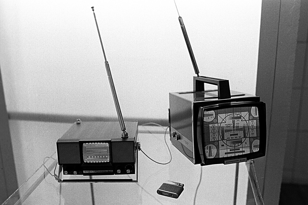 VDNKh、ラジオ＝エレクトロニクス とコミュニケーションの展示館。「Elektronika50」と「Elektronika VL-100」テレビ。