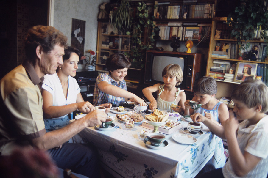 4人の子供から成るペツシコフ家族の大きな家族がナージャ（真ん中）の11才の誕生日を祝っている。