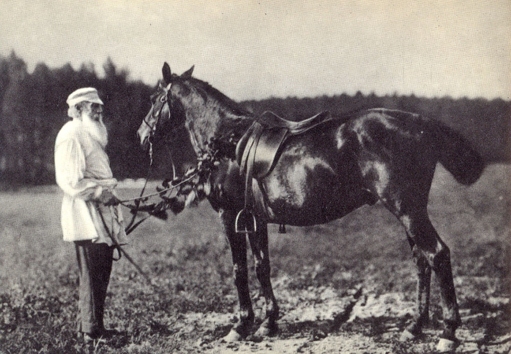 1908. Lev Tolstói y su caballo Delir.