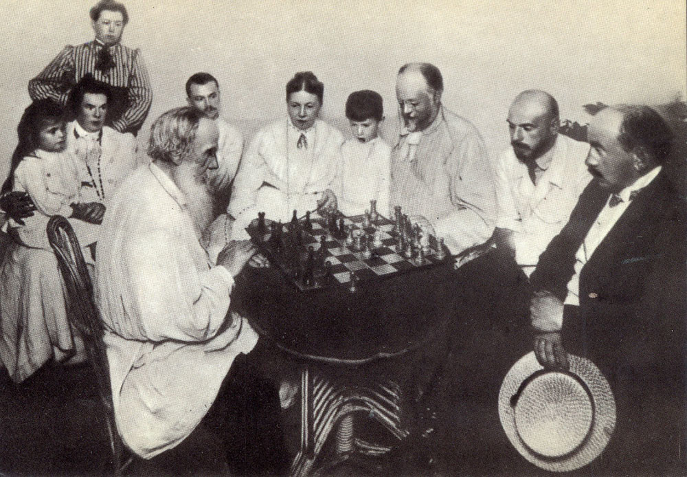 1908. Lev Tolstói jugando al ajedrez con un amigo de la familia en Yásnaia Poliana.