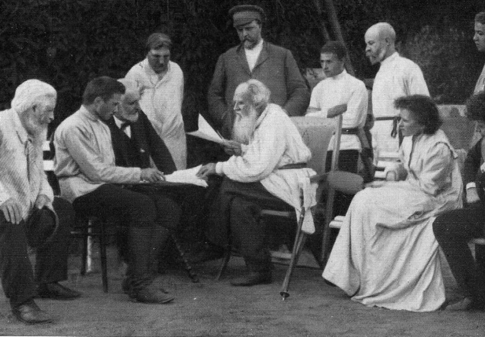 1910. Lev Tolstói leyendo sus obras a unos amigos.